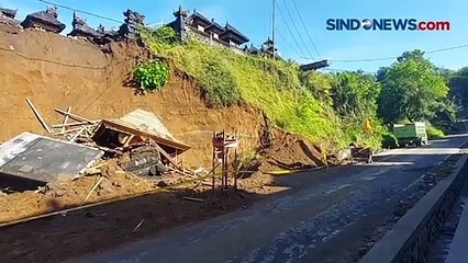 Download Video: Bangunan Pura di Karangasem Roboh Diterjang Longsor, Begini Kondisinya