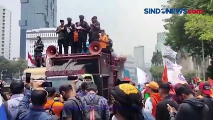 Amankan Demo BBM, Anggota Korps Brimob Pimpin Doa untuk Korban Tragedi Kanjuruhan
