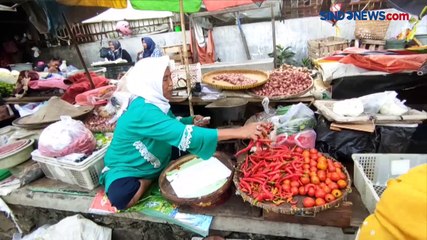 Ekstrem! Begini Penampakan Pasar Dupak yang Terletak Persis di Pinggir Rel