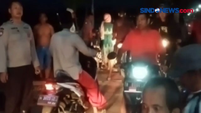 Nekat Terobos Perlintasan Kereta, Mobil Pikap Tertabrak dan Terseret Kereta hingga Terbakar