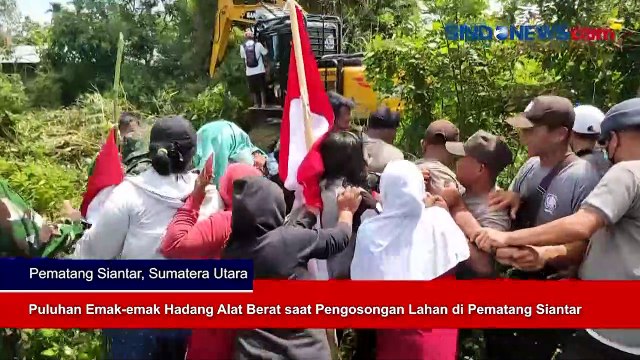 Puluhan Emak-emak Hadang Alat Berat saat Pengosongan Lahan di Pematang Siantar