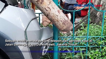 Download Video: Mobil Tabrak Tiang dan Gerobak Kopi di Duren Sawit, Begini Kondisinya