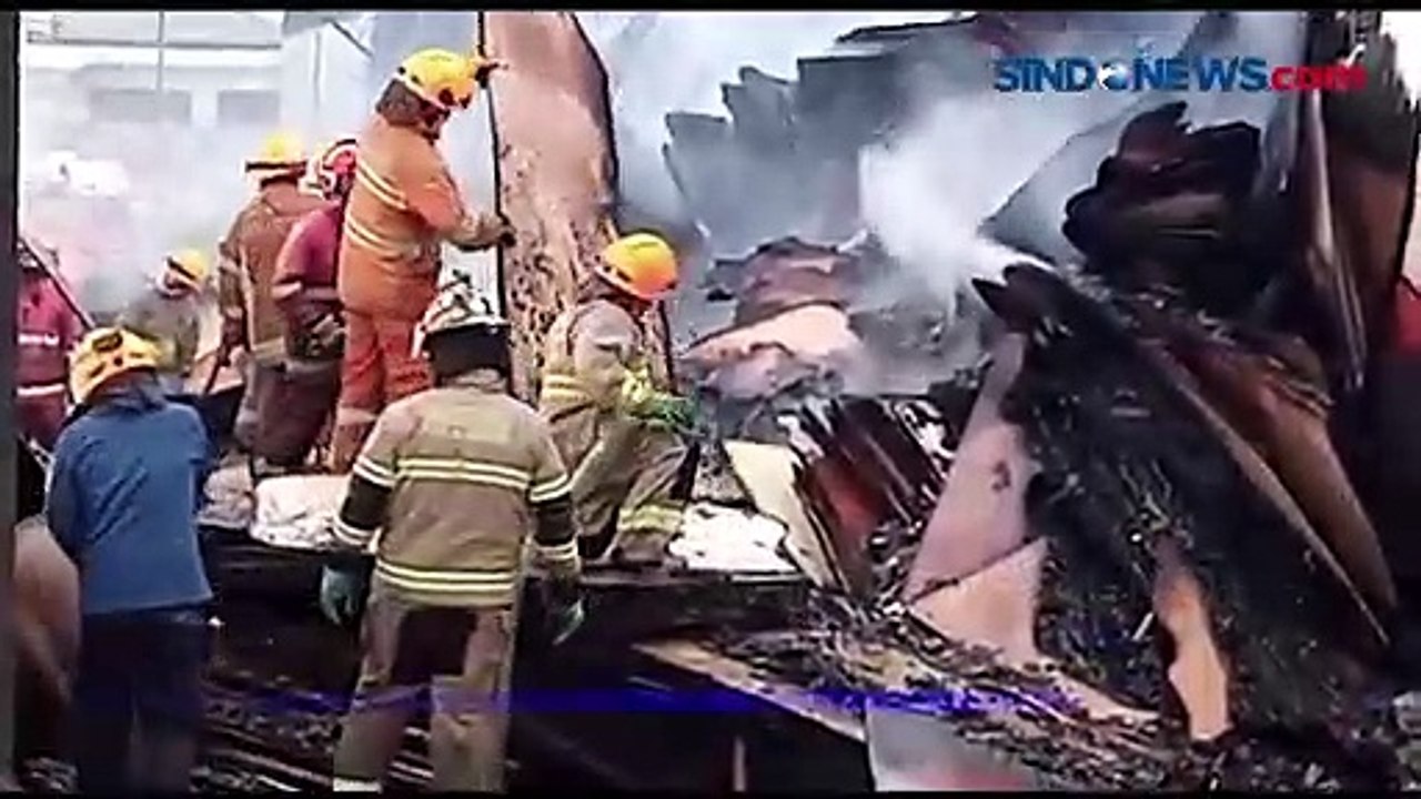 Gudang Pabrik Triplek Terbakar di Bandung, Hampir 12 Jam Api Masih Berkobar