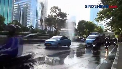 Air Menyembur dari Tengah Jalan Gatot Soebroto, Lalu Lintas Tersendat
