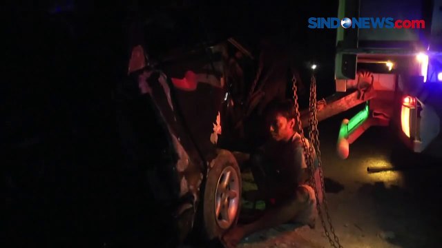 Abaikan Peringatan Warga, Minibus Dihantam Kereta Barang