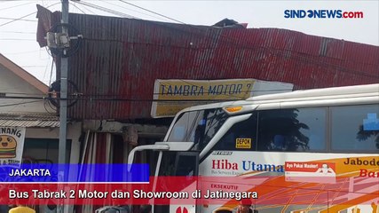 Sopir Kaget karena Disalip Motor, Bus Tabrak 2 Motor dan Showroom