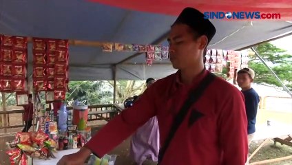 Télécharger la video: Mencari Makan, Ratusan Monyet Turun ke Jalan Menuju Waduk Saguling