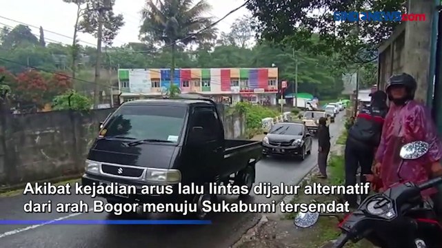 Tak Kuat Nanjak, Truk Muatan Besi Terguling di Palasari Cijeruk