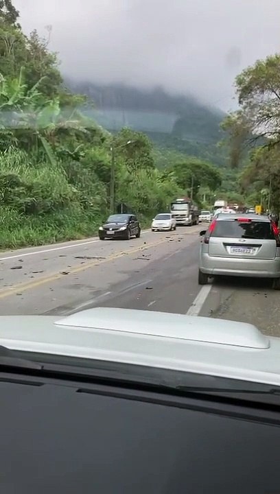Motorista se distrai ao volante, invade a contramão e provoca acidente na BR-470