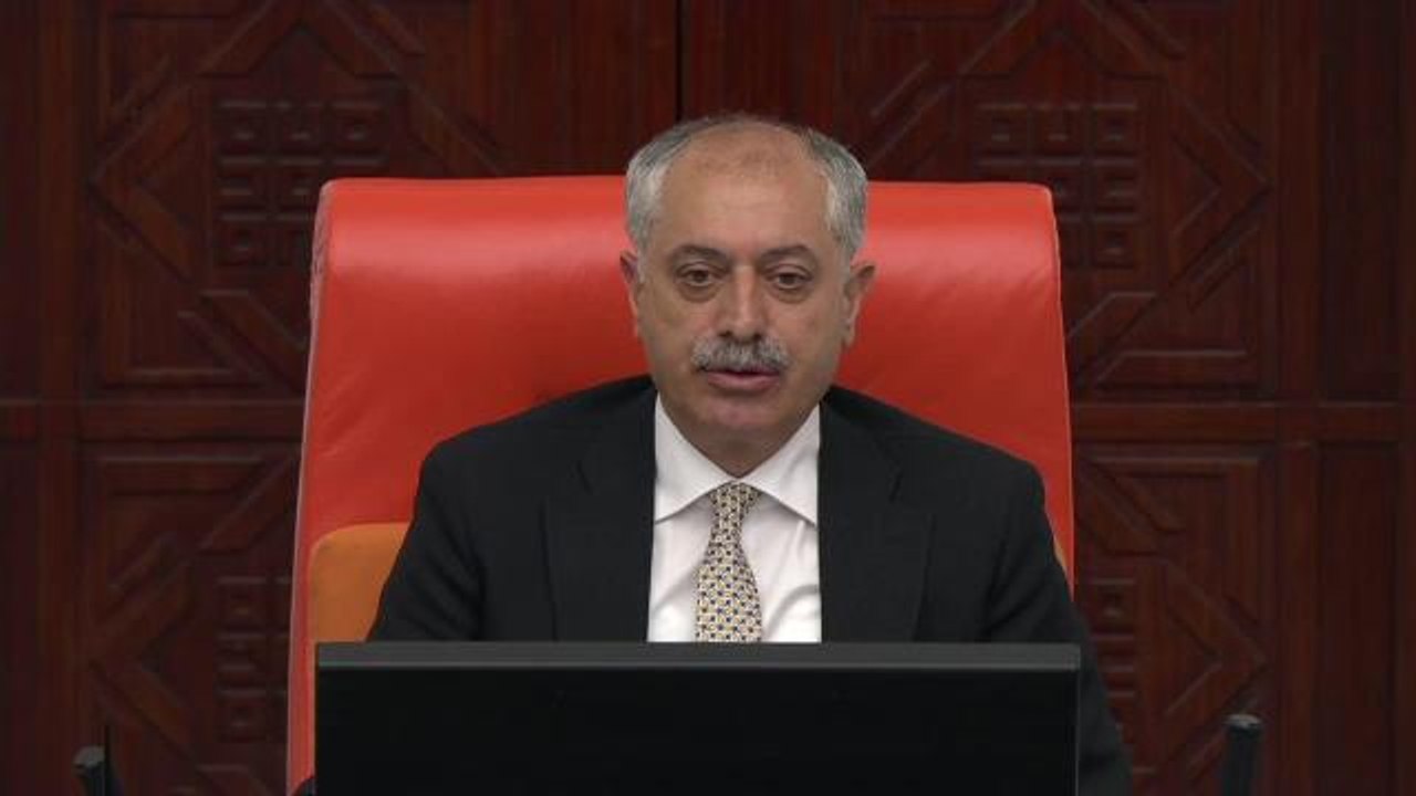 Gülizar Biçer Karaca'dan İktidara Deprem Tepkisi: "Bu Ülke, Dayanışma Kaslarını Güçlendirdi, Bu Kaslarla Sizi Burada Barındırmayacaktır.