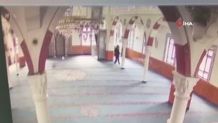 Beylikdüzü'nde camiden mikrofon çalan hırsızlar kamerada