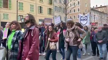 Manifestation du 8 mars: le cortège quitte le Vieux-Port