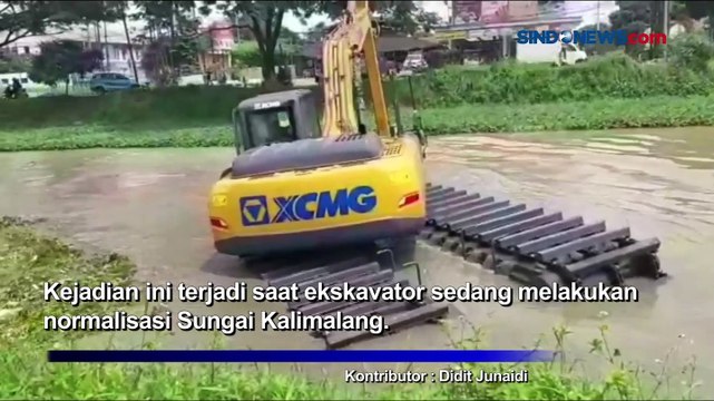Detik- Detik Ekskavator Terseret dan Tenggelam di Sungai Kalimalang