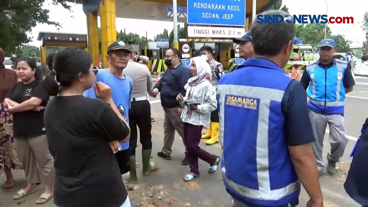 Pemukiman Sering Banjir, Warga Blokade Pintu Keluar Bitung Tol Jakarta-Tangerang