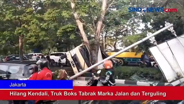 Hilang Kendali, Truk Boks Tabrak Marka Jalan dan Terguling