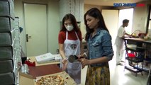 Membuat Sekaligus Mencicipi Pizza dari Tungku Kayu Bakar