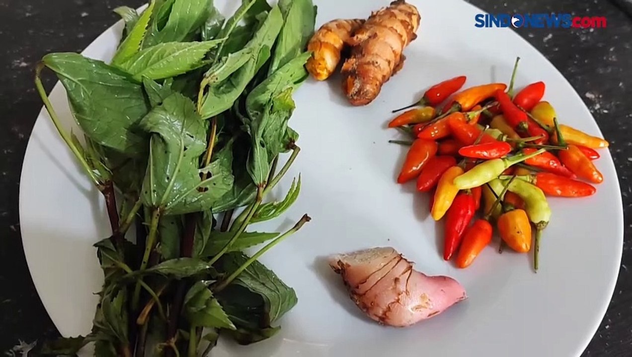 Menggugah Rasa! Intip Pembuatan Kuliner Lempah Kuning Lobster dengan Daun Rosella