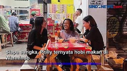 Nongkrong di Warkop, Sandal Prilly Latuconsina Jadi Sorotan