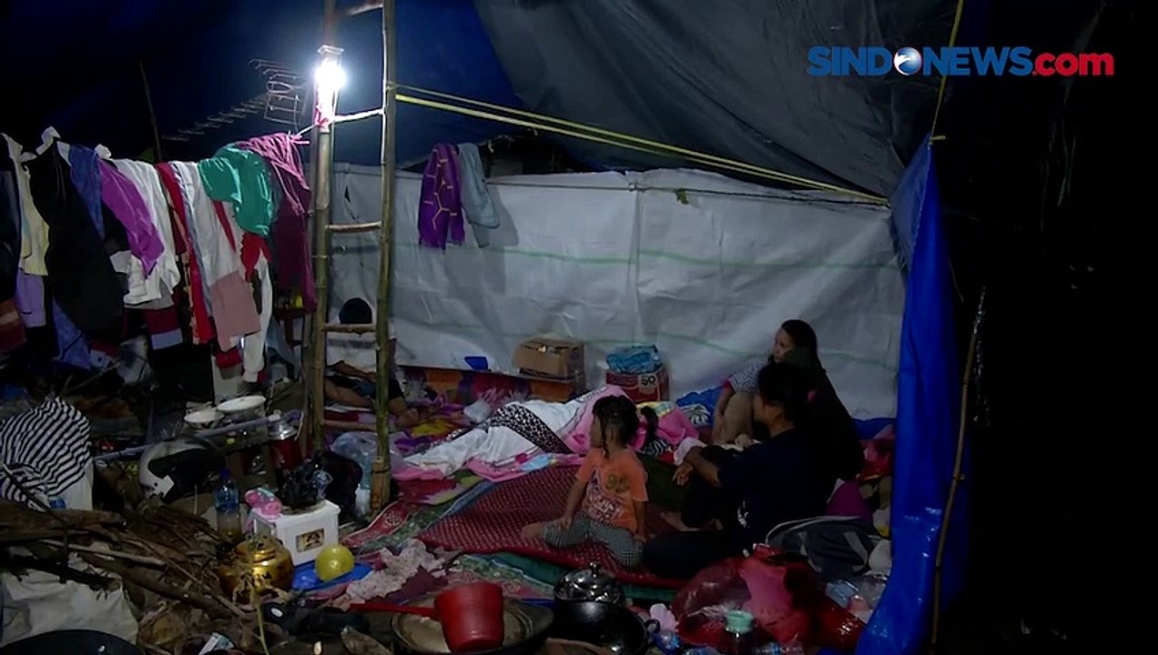 Seperti ini Kehidupan Pengungsi Gempa Cianjur ketika Malam