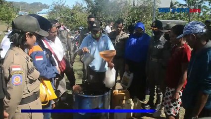 Pasar Minyak Tanah Murah, Warga Atambua Rela Antri Berjam-jam