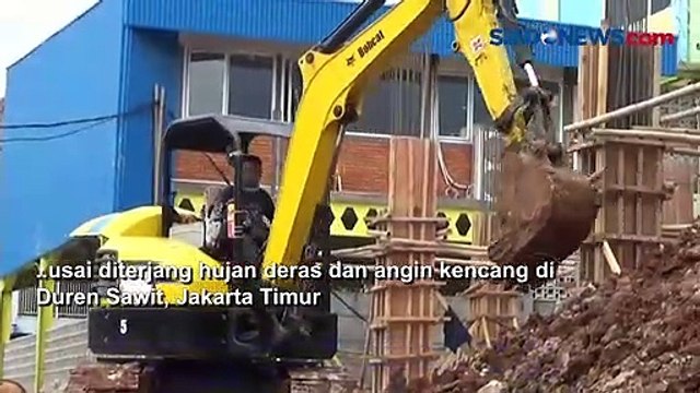 Tembok Sekolah Roboh Timpa Mobil dan Rumah Warga Usai Diterjang Hujan dan Angin Kencang di Duren Sawit