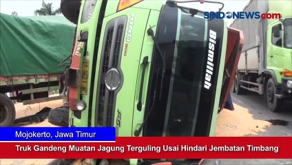 Descargar video: Truk Gandeng Muatan Jagung Terguling Usai Hindari Jembatan Timbang di Mojokerto