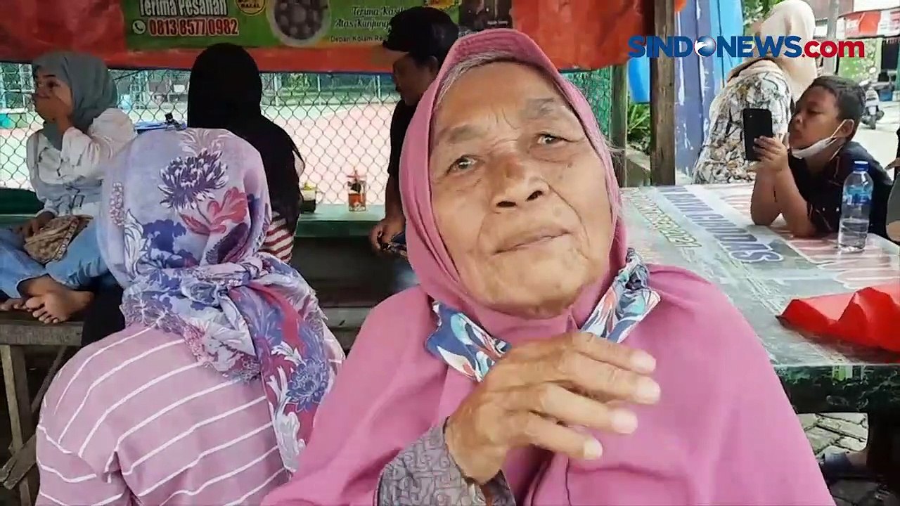 Lansia di Bekasi Rela Tunggu Berjam-jam untuk BLT