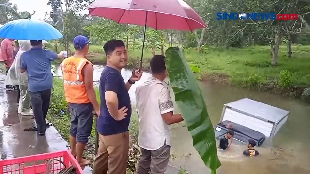 Hindari Pengendara Motor, Mobil Boks Tercebur ke Danau