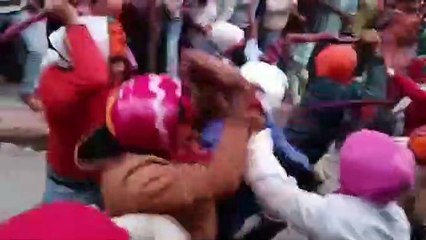 होली का ऐसा दंगल नहीं देखा होगा, कैसे बरसे कोड़े