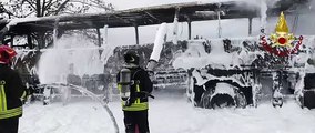 Sannazzaro, bus incendiato vicino alla stazione ferroviaria: l'intervento dei vigili del fuoco
