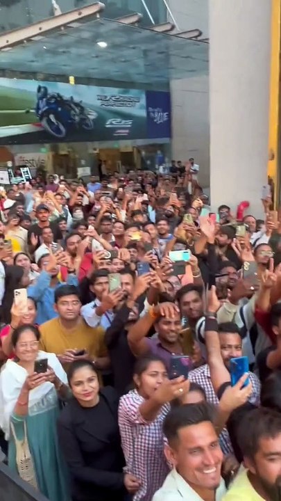 Fans chant 10 rupaye ki Pepsi Shraddha Kapoor sexy as the actress is promoted