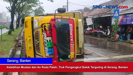 Download Video: Kelebihan Muatan dan As Roda Patah, Truk Pengangkut Balok Terguling di Serang, Banten