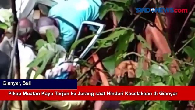 Pikap Muatan Kayu Terjun ke Jurang saat Hindari Kecelakaan di Gianyar