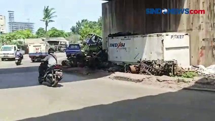 Akibat Hilang Kendali, Peti Kemas Terguling dan Hampir Timpa Pemotor di Cilincing