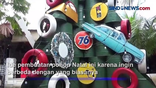 Unik! Pohon Natal dari Drum Bekas di Denpasar