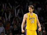 La camiseta de Pau Gasol fue puesta en lo más alto junto a la de su gran amigo Kobe Bryant