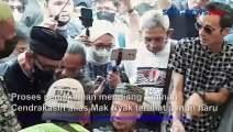 Suasana Haru Iringi Pemakaman Mendiang Aminah Cendrakasih di TPU Karet Bivak
