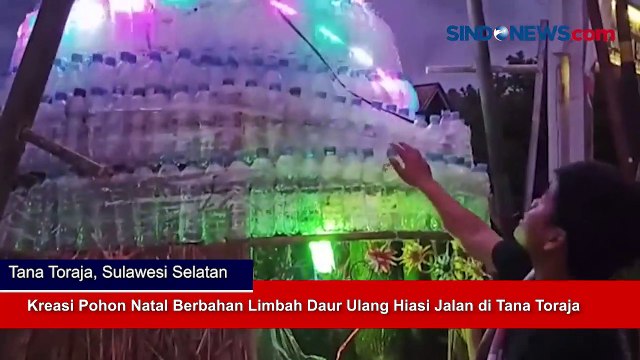Kreasi Pohon Natal Berbahan Limbah Daur Ulang Hiasi Jalan di Tana Toraja