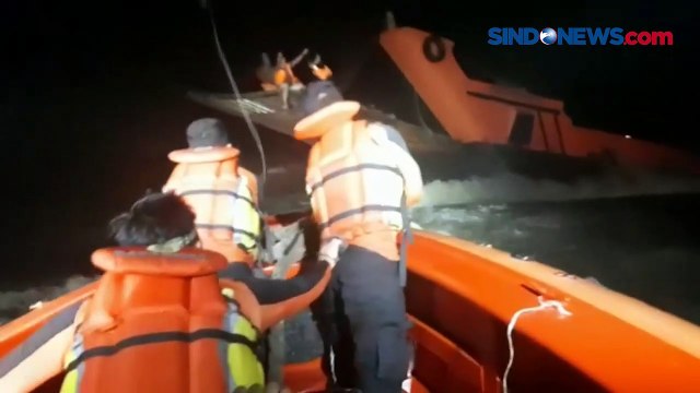 Kapal Mati Mesin, Tim SAR Evakuasi 12 ABK saat Gelombang Tinggi di Perairan Semarang