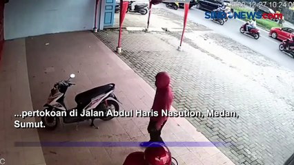 Video herunterladen: Detik-Detik Aksi Kawanan Curanmor Curi Sepeda Motor Terekam CCTV