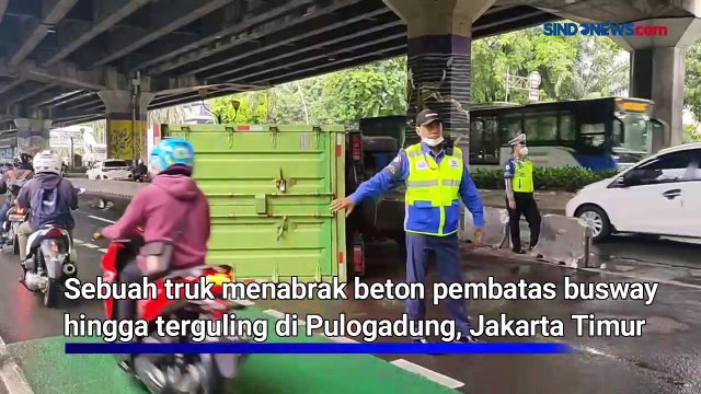 Sopir Mengantuk, Truk Tabrak Separator Bus Transjakarta hingga Terguling