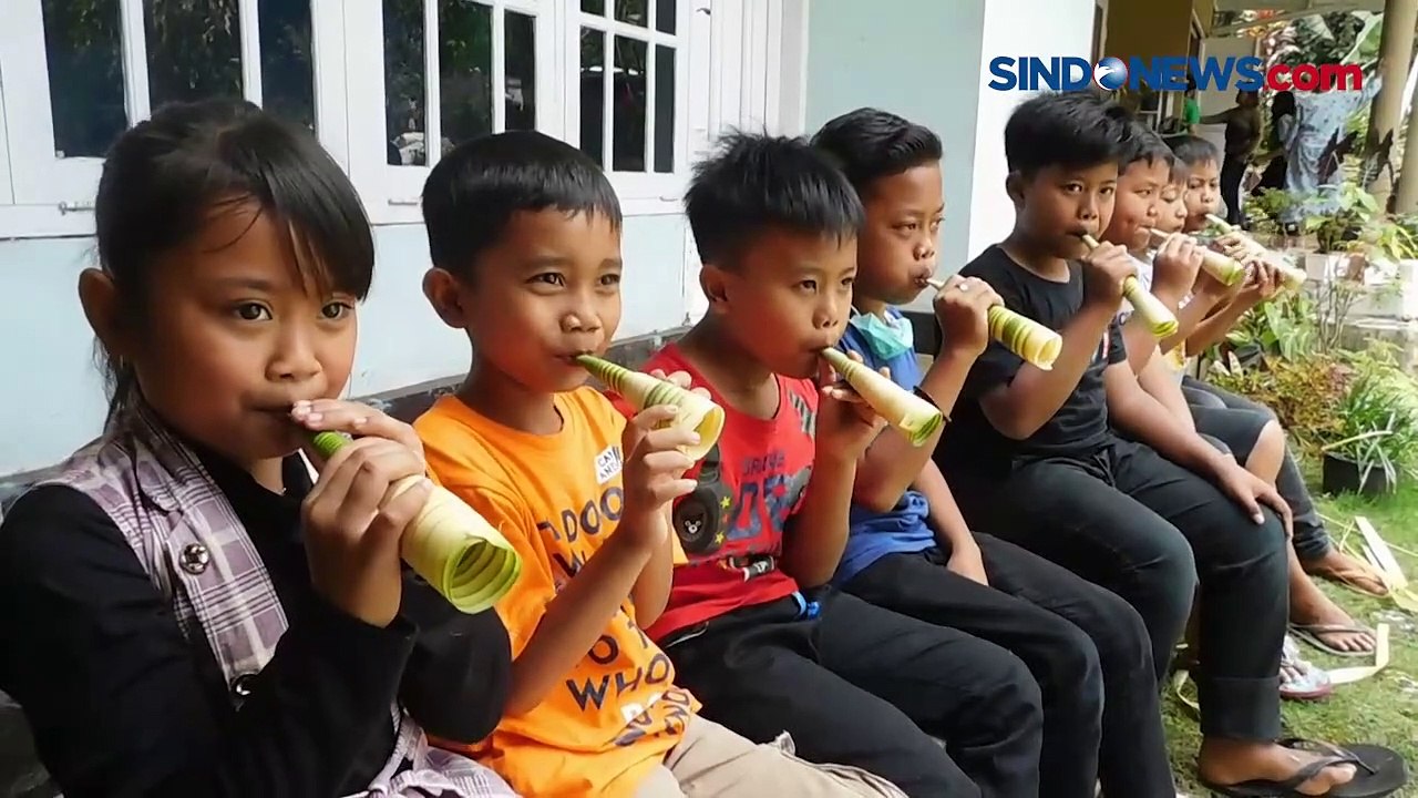 Anak-Anak Lereng Gunung Slamet Buat Terompet Janur Sambut Tahun Baru