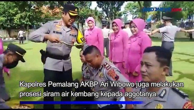 Sujud Syukur 53 Polisi di Pemalang di Bawah Siraman Air setelah Naik Pangkat