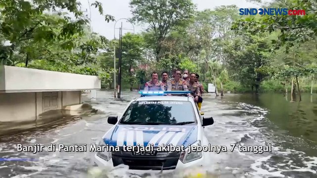 Detik-Detik Mobil Polisi Nekat Terobos Banjir di Kawasan Pantai Marina Semarang