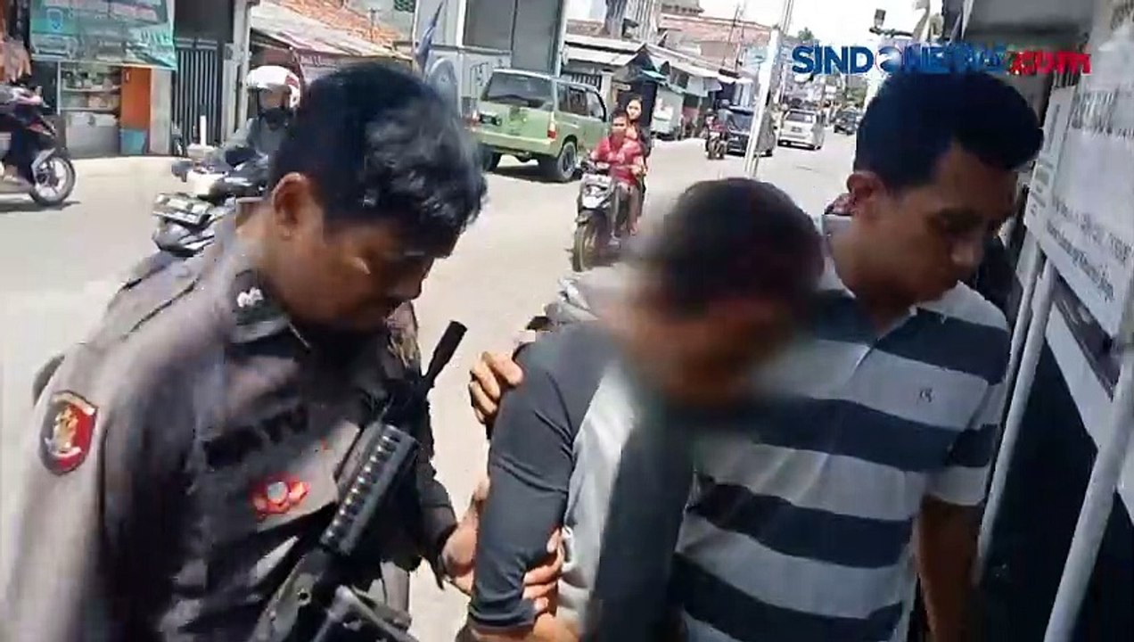Pemuda Dihajar Massa dan Dibungkus Kain Kafan Karena Kerap Mencuri Motor di Bogor