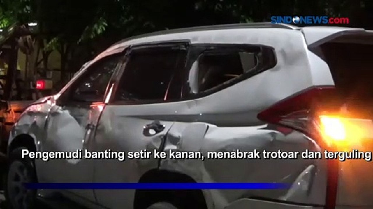 Tabrak Trotoar, Mobil Mewah Terguling di Tambora