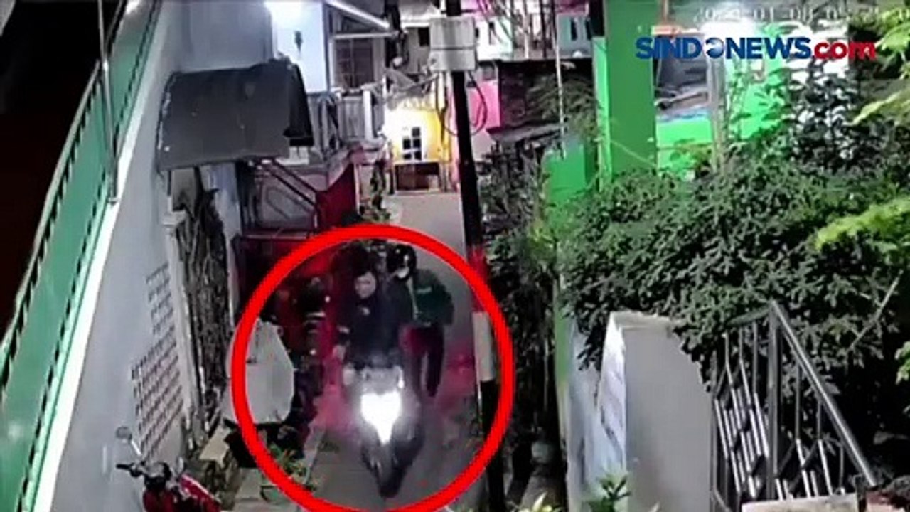 Gasak Motor, Aksi Kompolotan Pencuri di Jatinegara Terekam CCTV