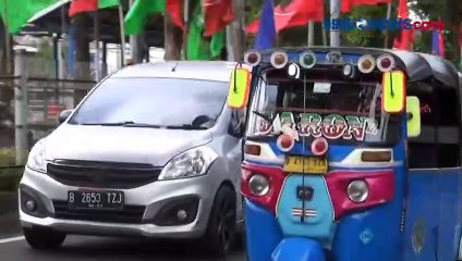 Download Video: Lupa Nyalakan Lampu Sein, Bajaj Terguling Ditabrak Mobil di Duren Sawit