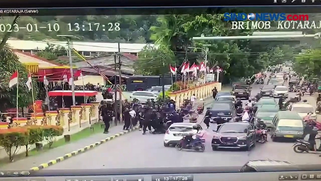 Sempat Ricuh, Gubernur Lukas Enembe Diterbangka...