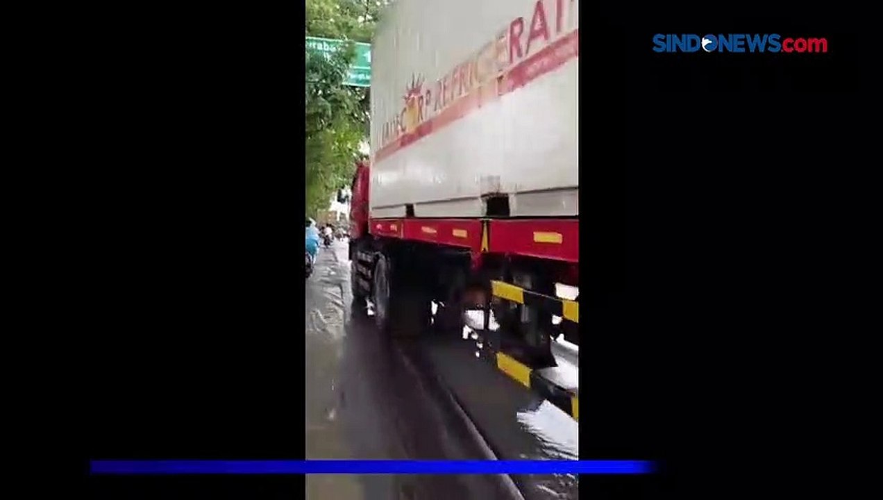 Jalur Pantura Gresik Lumpuh,  Puluhan Tiang Listrik dan PJU Roboh